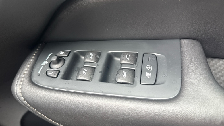 Volvo XC60 2.0 B5P Ultra Black Edition 5dr AWD Geartronic Petrol Estate